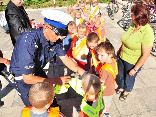 W środę, między innymi 40 uczniów Zespołu Szkół w Stalach w powiecie tarnobrzeskim otrzymało zestawy z kamizelkami odblaskowymi. Akcję "Niechronieni uczestnicy ruchu drogowego&#8221; zorganizowała podkarpacka policja oraz sieć Punktów Informacyjnych Funduszy Europejskich w naszym województwie.