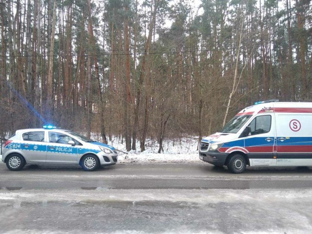 Leżącego na śniegu mężczyznę około 40 metrów od drogi znaleźli dzielnicowi z Połańca. Uratowali mu życie.