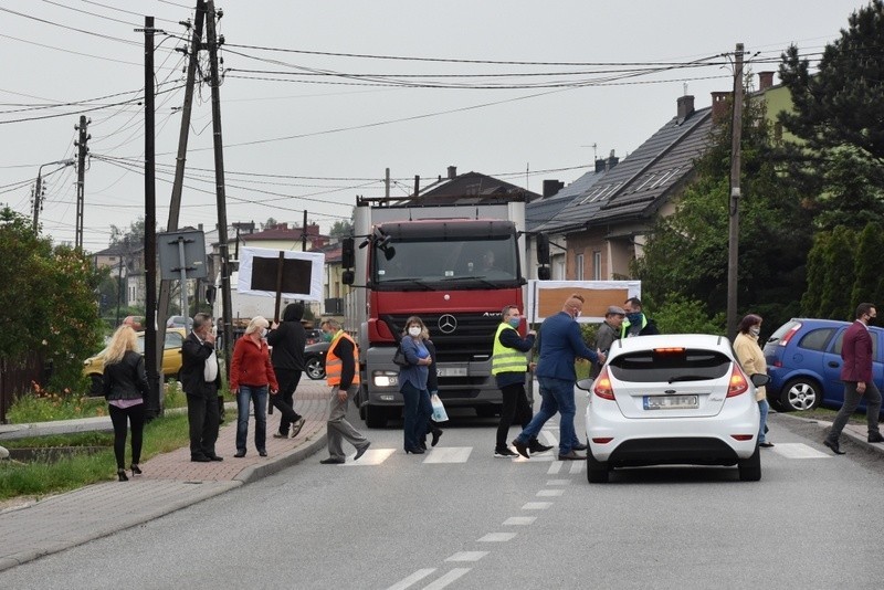 Tak wyglądał poniedziałkowy (8 czerwca) protest mieszkańców...