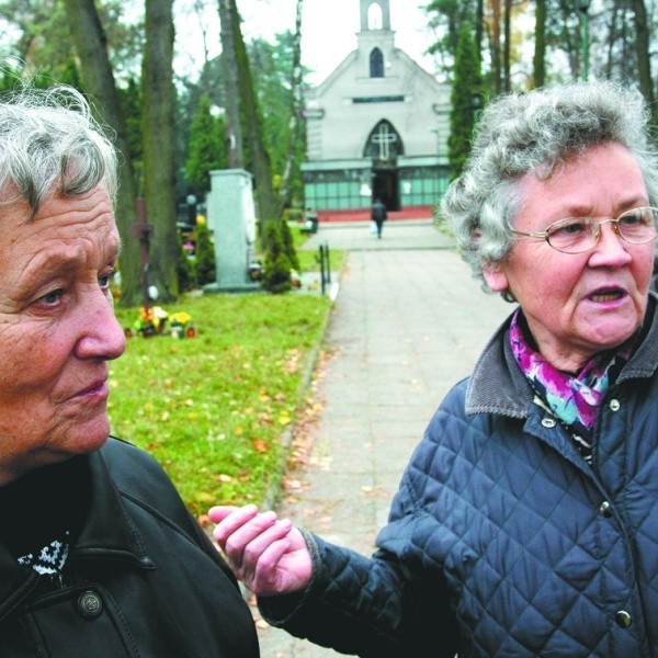 Na takich ludzi słów brak &#8211; mówią panie Stanisława (z prawej) i Łucja. Dodają, że kradzieże na cmentarzach zdarzają się często.