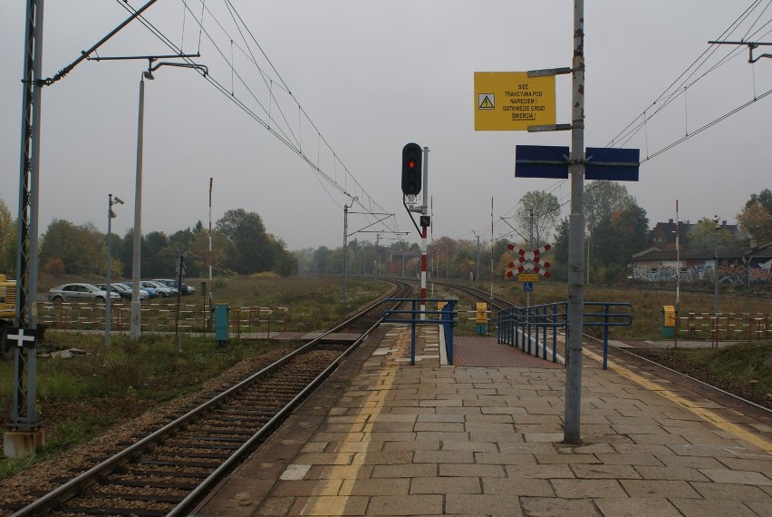 Trwa remont peronu na stacji kolejowej w centrum Dąbrowy...