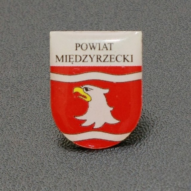 Emaliowana przypinka z herbem powiatu międzyrzeckiego to nie lada gratka dla kolekcjonerów.