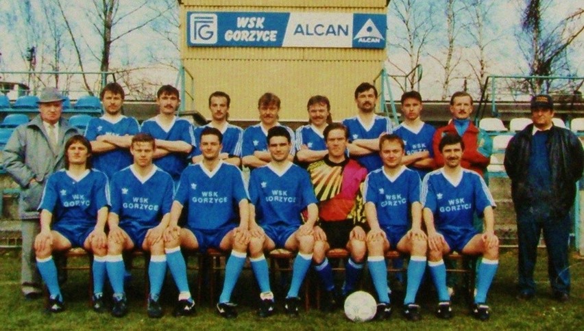 Mariusz Złotek (siedzi czwarty z prawej strony) jako piłkarz...