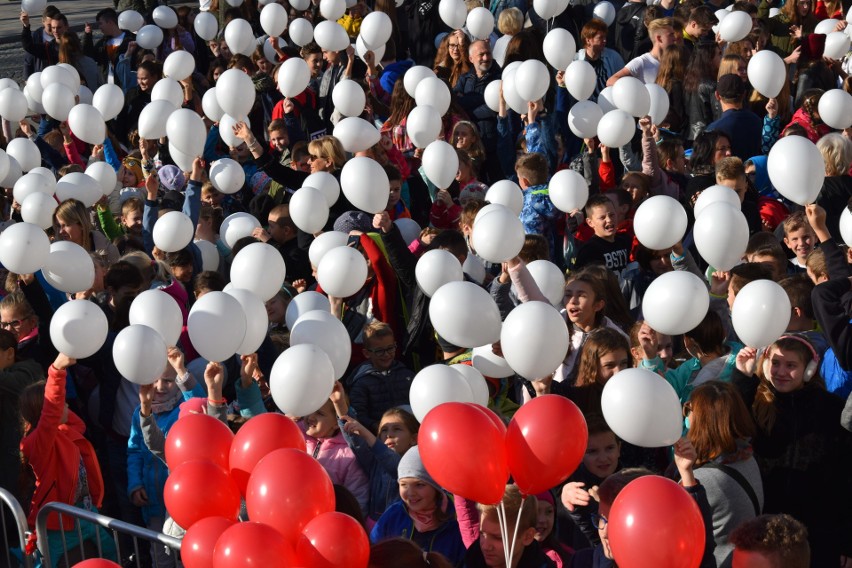 W Gorlicach jest dzisiaj biało-czerwono. Na płycie rynku powstała żywa flaga. Przyszły setki uczniów z biało-czerwonymi balonikami