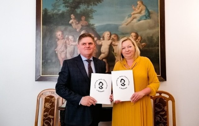 Umowę na wydanie monografii „Dzieje Radomia” podpisali  w 2021 roku dyrektor Muzeum imienia Jacka Malczewskiego, Leszek Ruszczyk oraz dyrektor Resursy Obywatelskiej, Justyna Górska-Streicher.