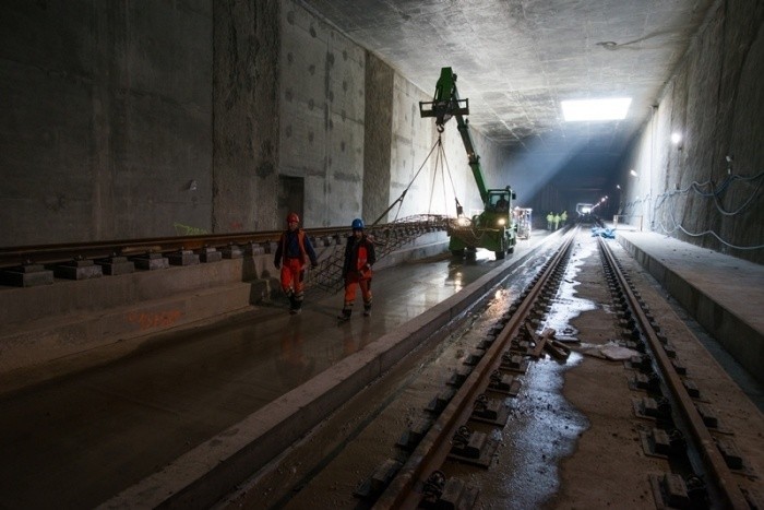 Trwa układanie torów w tunelu prowadzącym na Dworzec Fabryczny [ZDJĘCIA]