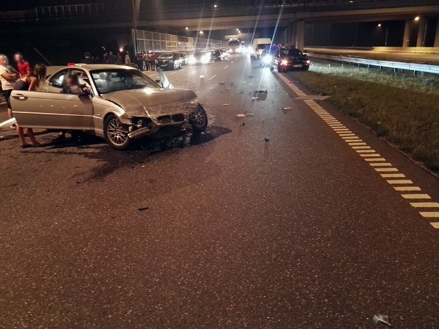 Wypadek na autostradzie A4 koło Rzeszowa. Zdjęcia otrzymaliśmy od Internauty na alarm@nowiny24.pl.Do wypadku doszło ok. godz. 22 przy zjeździe z autostrady na węźle Rzeszów Wschodni. Aktualizacja:Trzy osoby zostały ranne w wypadku, do którego doszło w sobotę wieczorem na autostradzie A4 w Terliczce. Kierowca BMW uderzył w barierę ochronną. Policjanci pracowali na miejscu wypadku, do którego doszło wczoraj, około godz. 22 na autostradzie A4 w Terliczce w powiecie rzeszowskim. Jak wynika ze wstępnych ustaleń, 22-letni kierujący BMW jadąc w kierunku Krakowa stracił panowanie nad pojazdem i uderzył w barierę ochronną. Samochód został uszkodzony, a kierowca i podróżujący z nim pasażerowie - 20-letnia kobieta i 21-letni mężczyzna doznali obrażeń. Ranni trafili do szpitala. Kierowcy pobrano krew do badań na zawartość alkoholu.