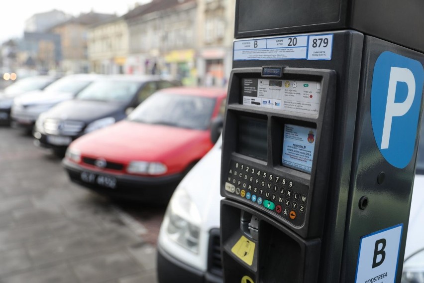 Kraków. Zapłacisz więcej, później ci oddadzą. Komplikacje z opłatami za postój w strefie parkowania