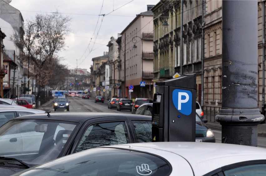 Za postój w strefie parkowania można płacić w parkomatach...