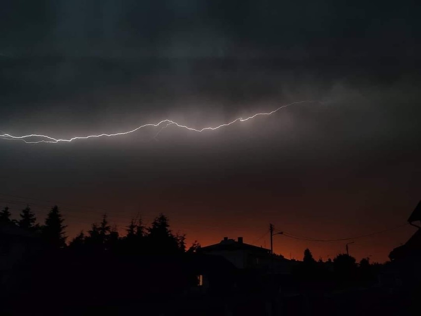 Lubelskie. Grad wielkości piłek golfowych. Nawałnica pod Opolem Lubelskim. Ulewa w Poniatowej. Zobacz zdjęcia Czytelników