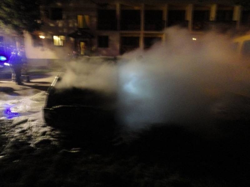 Nowy Sącz. Zapalił się samochód na parkingu hotelu [ZDJĘCIA]