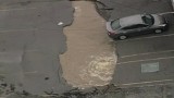 Dziura w ziemi pochłonęła samochód [wideo]