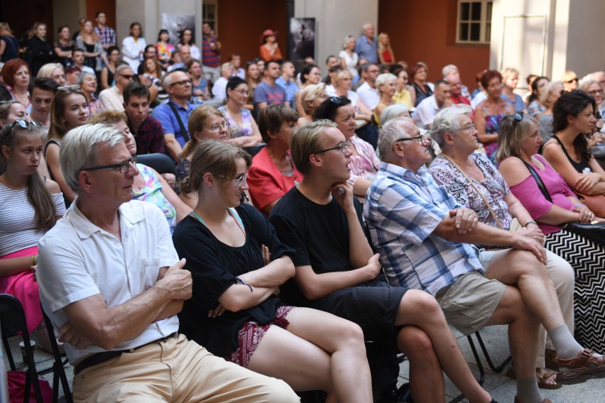 Publiczność na dziedzińcu Szkoły Baletowej dopisała