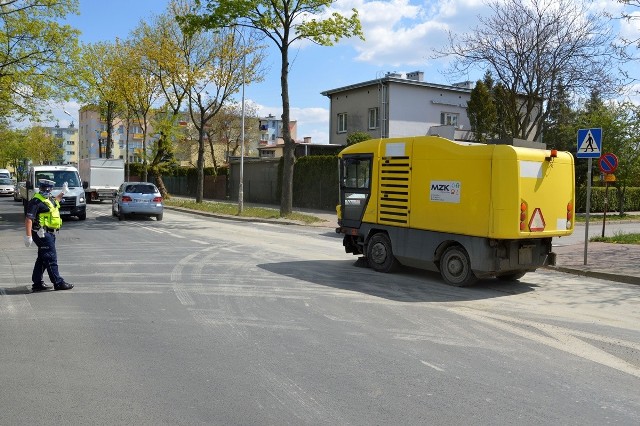 Beton usuwała zamiatarka z Miejskiego Zakładu Komunalnego