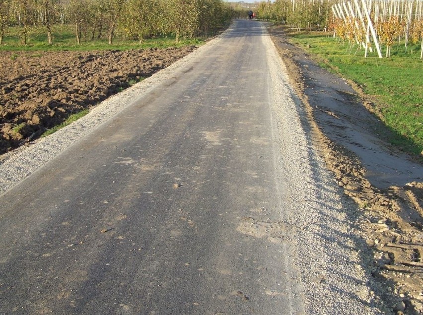 Wyremontowaną drogą rolnicy w miejscowości Błonie, w gminie Koprzywnica dojadą do pól i sadów [ZDJĘCIA]