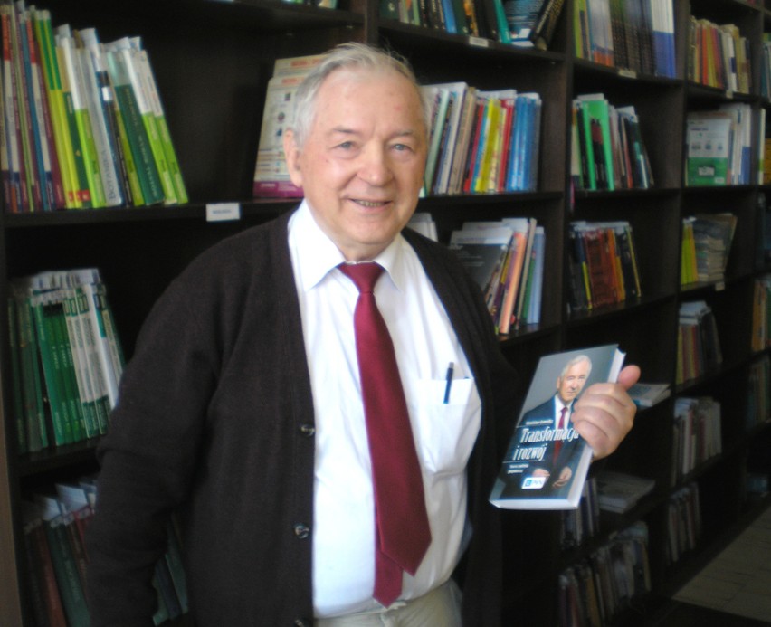 Profesor Stanisław Gomułka jest autorem wielu publikacji,...