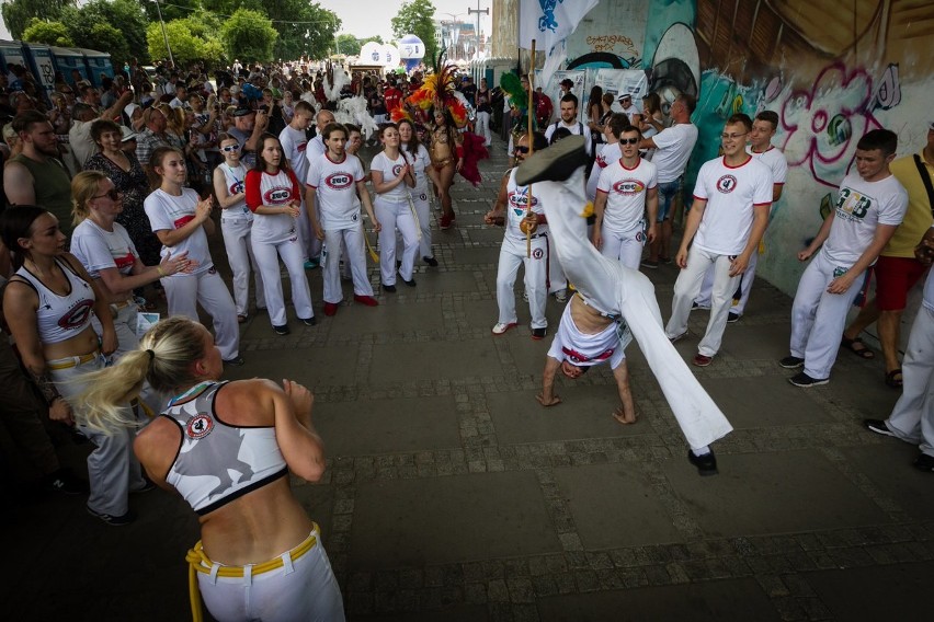 Huczna parada na zakończenie Dni Morza i Samba Port Festival [ZDJĘCIA]