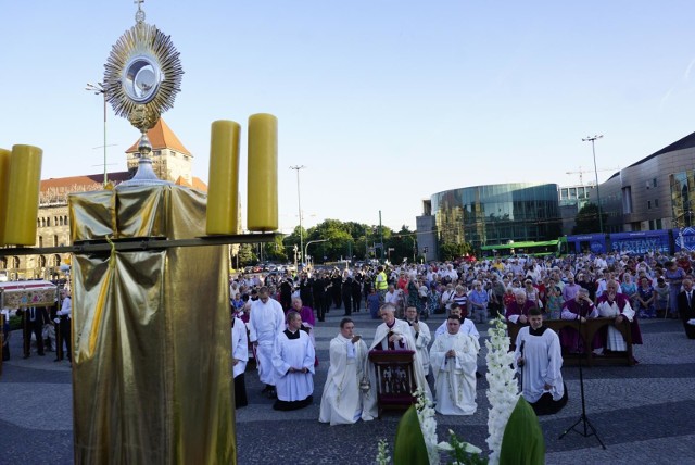 Procesja Bożego Ciała zatrzymuje się przy czterech ołtarzach