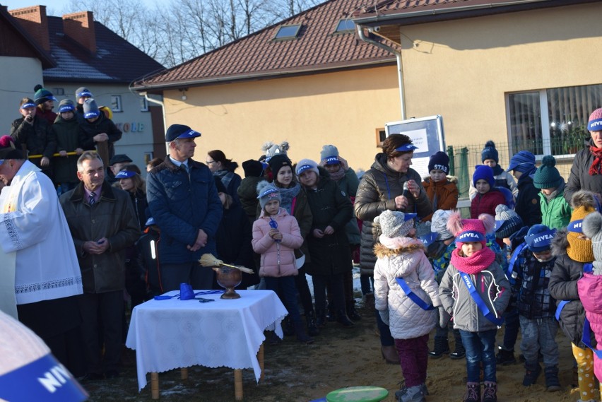 Nowy plac zabaw przy przedszkolu w Sułoszowej został otwarty