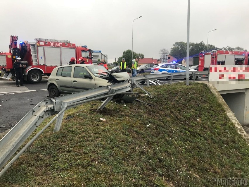 Zderzenie policyjnego radiowozu z renault na skrzyżowaniu...