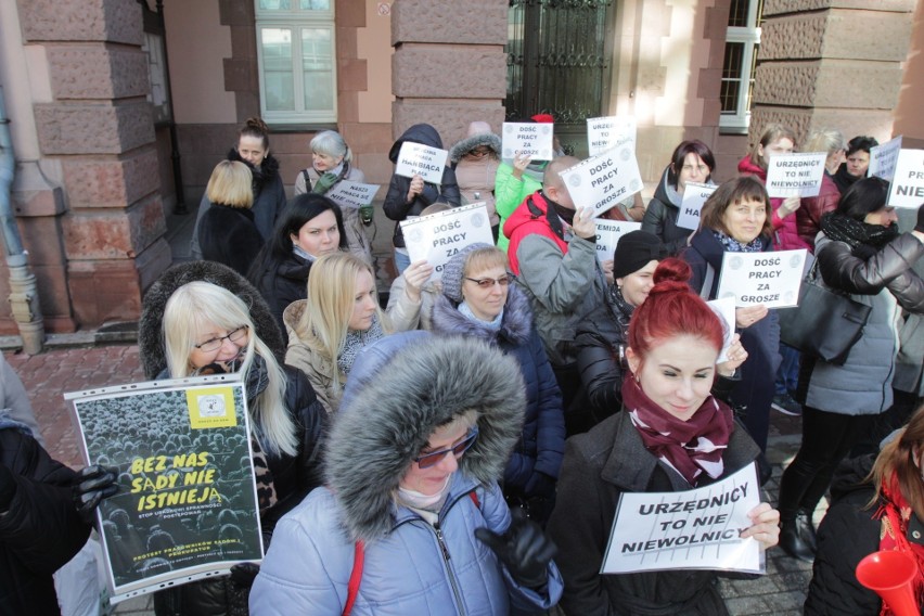 Pikietę poparcia dla protestujących pracowników sadowych...