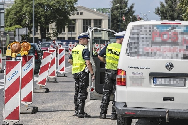 Zielonogórska drogówka w czwartek, 8 sierpnia, przeprowadziła akcję „Zielona strzałka”. Niestety wielu kierowców dostało mandaty.Akcja „Zielona strzałka” została przeprowadzona na skrzyżowaniu ulic Wrocławskiej i Lwowskiej w Zielonej Górze.  Policjant obserwował skrzyżowanie i podawał innym policjantom numery tablic rejestracyjnych samochodów, których kierowcy zbagatelizowali zieloną strzałkę i nie zatrzymali się przed nią. Po chwili byli oni zatrzymywani i rozliczani przez funkcjonariuszy. Czytaj również: Zielona Góra: Potrącenie dziecka na hulajnodzeNiestety niemal każda zmiana świateł kończyła się zatrzymaniem kierujących, którzy nie zwracali uwagi na zieloną strzałkę. Policja przypomina, że tego typu akcje są prowadzone cyklicznie, na różnych skrzyżowaniach z zieloną strzałką w mieście. –To właśnie zatrzymanie się przed zieloną strzałką pozwala kierującemu ostrożnie przejechać przez pasy. Daje też szansę pieszym bezpiecznie przejść po zebrze – zwraca uwagę asp. szt. Andrzej Gramatyka, naczelnik zielonogórskiej drogówki.WIDEO: Potrącenie dziecka na ul. Sikorskiego 