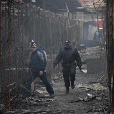 W czwartek rano po zgliszczach, które pozostały z targowiska chodzili strażacy, policjanci i prokurator.