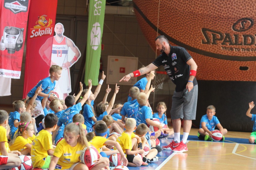 Marcin Gortat trenuje dzieci na Marcin Gortat Camp w...