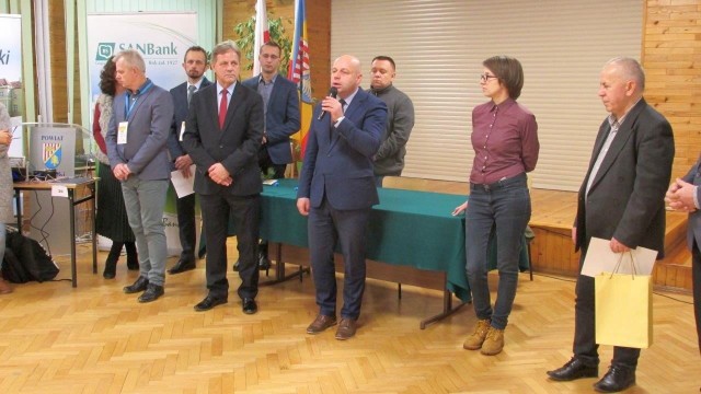 Przemawia starosta Robert Bednarz, z prawej Marian Chrapko  - zdobywca tytułu „Nauczyciel E(x)plory 2018”