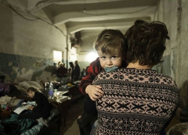 W rozległych tunelach i podziemiach huty Azovstal ukrywają się setki żołnierzy, cywilów i dzieci