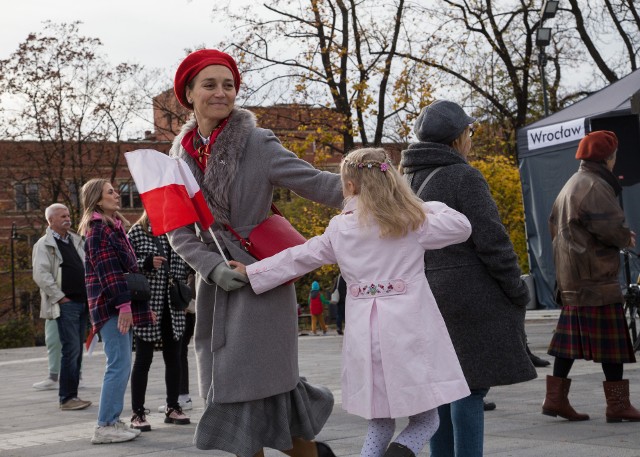 Potańcówki we Wrocławiu stały się już tradycją. Ta która odbyła się 11 listopada była wyjątkowa, ponieważ to również dzień w którym przypada Narodowe Święto Niepodległości. I choć może nie było tłumów na pl. Wolności, to zabawa była znakomita. Zobaczcie sami - kliknij w zdjęcie i przejdź do galerii.