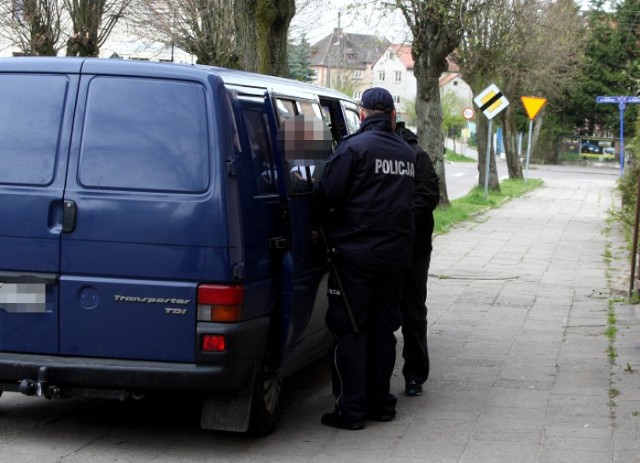 Policjanci kryminalni doprowadzili, skutego kajdankami,  28-latka do prokuratury w Sławnie, gdzie usłyszał zarzut
