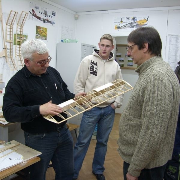Modelarze dyskutują o szczegółach technicznych samolotu. - Ma być lekki i zwrotny - mówią (od lewej) Jan Iwański, Karol Janik i Tadeusz Świerczyński.