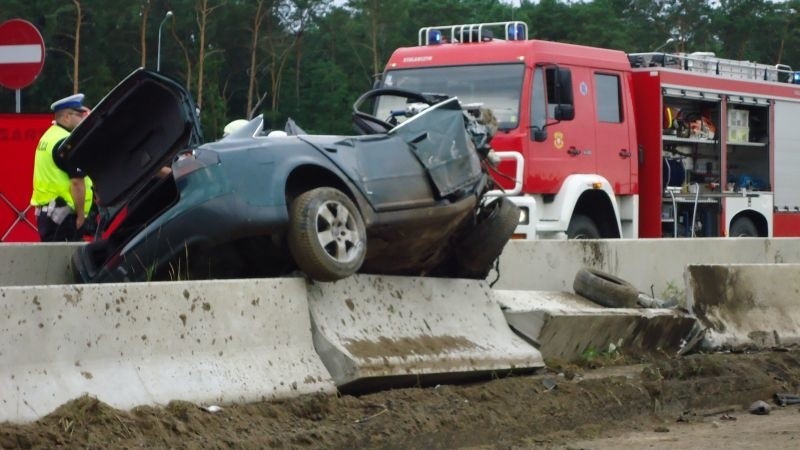 Śmiertelny wypadek niedaleko Głuchowa. Samochód spadł  z autostrady A1! ZDJĘCIA