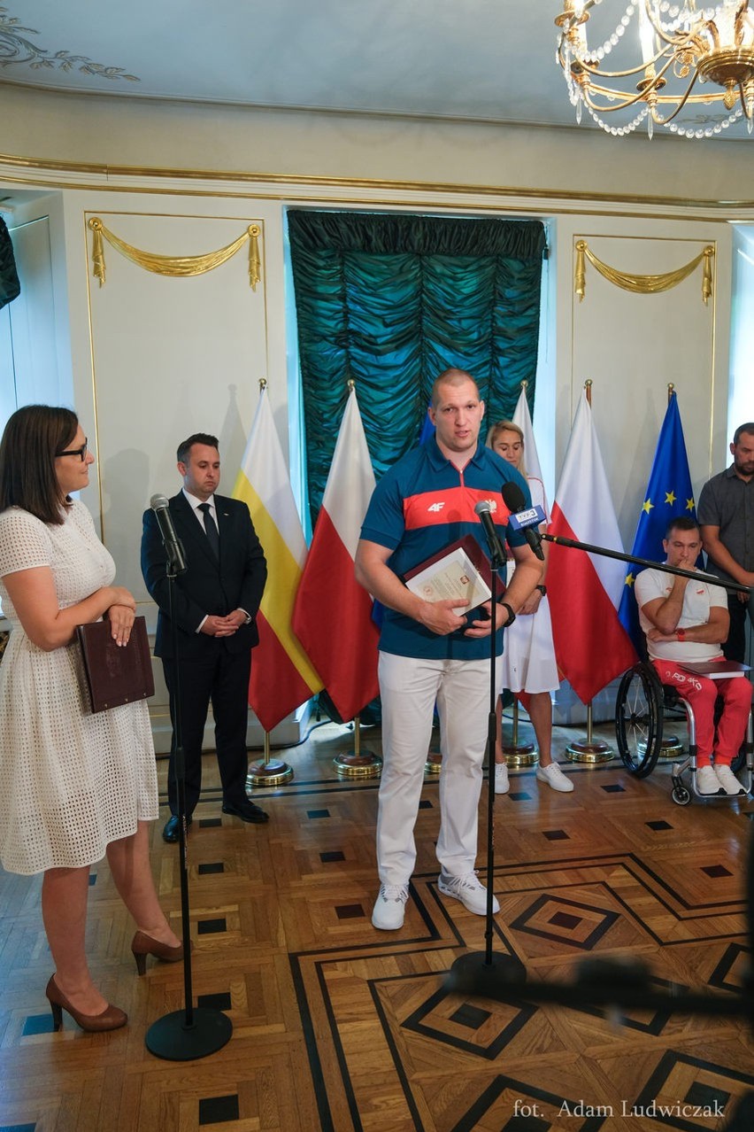 Władze Białegostoku pożegnały białostockich olimpijczyków życząc im olimpijskiego podium