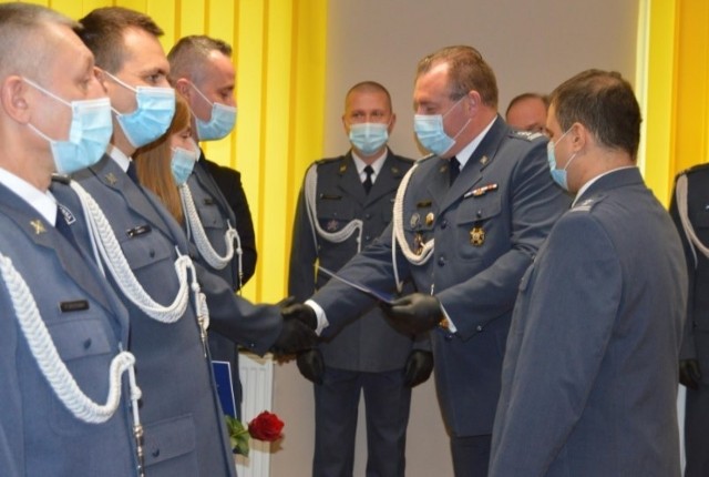 32 funkcjonariuszy ZK nr 2 w Grudziądzu otrzymało awanse na wyższe stopnie służbowe. Trzech odznaki "Za zasługi dla pracy penitencjarnej"