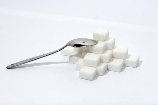Cukier zbyt często gości na polskich stołach. Jego nadużywanie jest przyczyną wielu chorób.