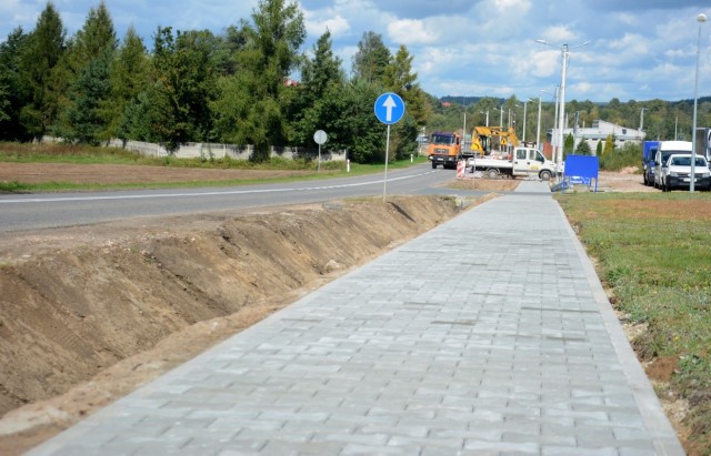 Trwają prace związane z budową chodnika przy drodze wojewódzkiej numer 764 od Niw do Daleszyc.