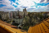 Katowice jak Paryż. Oszałamiający widok dzielnicy moderny z dachów kamienic przy Kilińskiego i Stalmacha. Panorama Katowic, wiosna 2020
