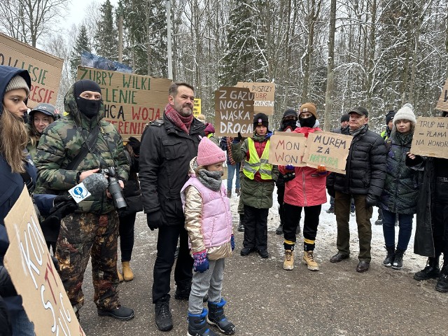 Dziś pod Hajnówką odbył się protest aktywistów w obronie przyrody, naprzeciwko zaś stanęli rolnicy, dla których żubry są szkodnikami tratującymi pola