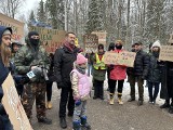 Protest w Puszczy Białowieskiej. Aktywiści i rolnicy pikietowali przed bazą wojskową w Nieznanym Borze. Żubry przyczyną konfliktu