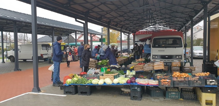Po modernizacji handel na targowisku w Tuszynie pod wiatami