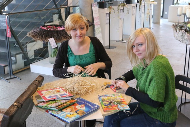 Lena Wieczorek (z lewej) i Martyna Czekała pomagały wczoraj w dekorowaniu i pakowaniu książek dla dzieci ze szpitala.