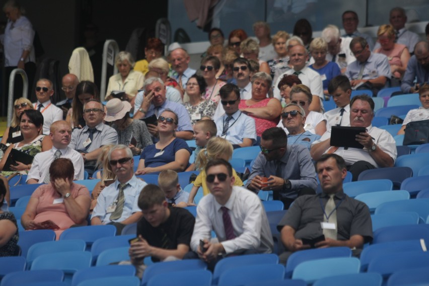 Kongres Świadków Jehowy na Stadionie Śląskim. Dzień 1. Wierni w Chorzowie przez trzy dni będą brać udział w spotkaniach ZDJĘCIA