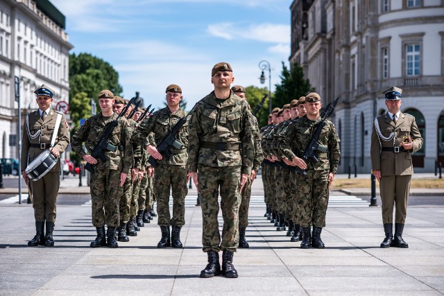 Niedziela, 23 czerwca, była szczególnym dniem dla Wielkopolan pod Pomnikiem Nieznanego Żołnierza. W samo południe w honorowy posterunek pełnili pod nim żołnierze 12. Wielkopolskiej Brygady Wojsk Obrony Terytorialnej. Jeden z nich w ten sposób upamiętnił swoją babcię, która brała udział w poznańskim strajku w czerwcu 1956 r