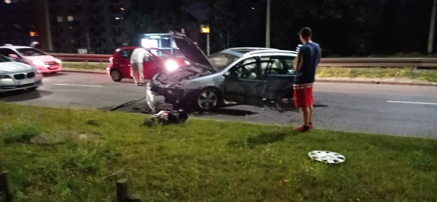 Gdynia. Samochód osobowy uderzył w słup. Kierowca i pasażerowie zbiegli z miejsca zdarzenia