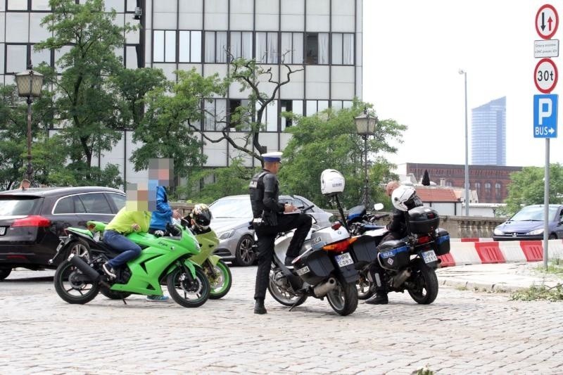 Motocyklista bez prawa jazdy zakpił z wrocławskich policjantów (ZDJĘCIA)