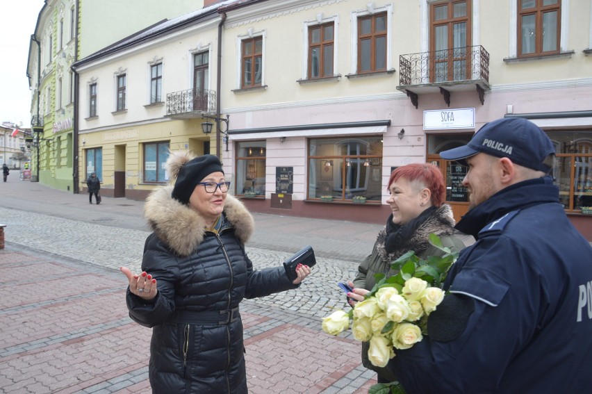 Tarnów. Kampania "Biała wstążka" wyszła na ulice. Rozmowy z mieszkańcami [ZDJĘCIA]