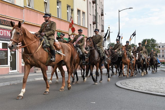 Święto Wojska Polskiego w Opolu. Ochotniczy Szwadron Kawalerii im. Ziemi Opolskiej przechodzi ulicami miasta na okazję 100. rocznicy Bitwy Warszawskiej.