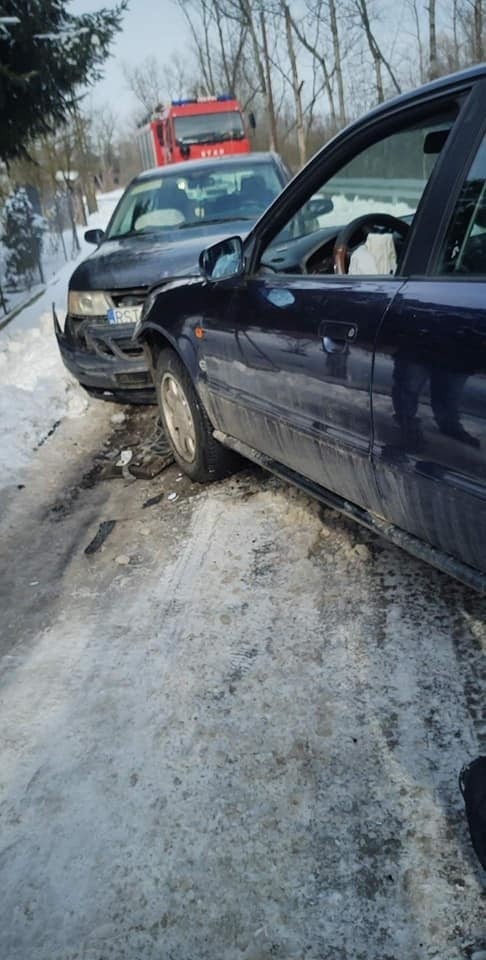 Wypadek w Motyczu Szlacheckim. Jedna osoba ranna w zderzeniu dwóch samochodów (ZDJĘCIA)